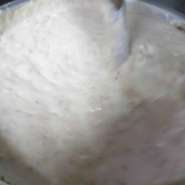 看板メニューのカニクリームコロッケに使用しているベシャメルソースはソテーした紅ズワイ蟹やオニオンなどを加え3時間かけて丁寧に仕上げております。カニの旨み、玉葱の甘みが凝縮されなめらかでコクがあります。