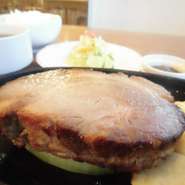 （キャベツのマリネ・コンソメスープ・ライス付）

豚肉の塊をオーブンでじっくりと焼き上げワイルドにカットしたアメリカンな一皿☆
熱々の鉄板でお楽しみくださいBooooO！！！
無くなり次第終了です。