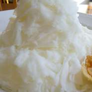 新食感☆雪のようなフワフワの口どけアイスです(*^▽^*)
中にはバニラアイスクリームと木いちごのジャムが隠れています♡