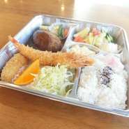 天の川デラックス弁当1650円、デミグラスハンバーグ＆カニクリームコロッケ(2ケ)弁当1350円、オムライス650円、単品500円～。詳しくはお持ち帰りメニューをご覧ください。