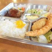 天の川デラックス弁当1650円、デミグラスハンバーグ＆カニクリームコロッケ(2ケ)弁当1350円、オムライス650円、単品600円～。詳しくはお持ち帰りメニューをご覧ください。