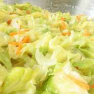塩もみした野菜に玉葱たっぷりの自家製ドレッシングやアップルビネガーで仕上げた大人気メニューです。
