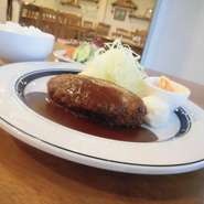 やまと豚と国産牛ミンチを使用。表面に薄くパン粉をまぶし揚げ焼きした当店こだわりの逸品です☆