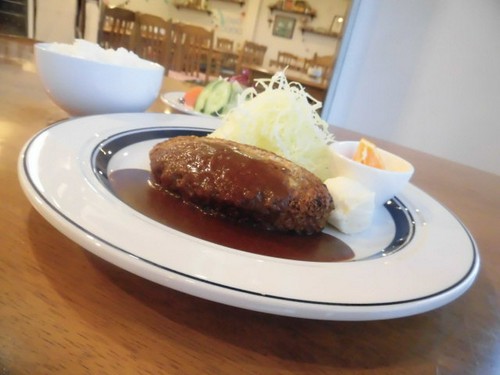 シェフが真心込めて焼き上げるふっくらジューシーなハンバーグ☆