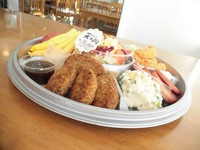 ハンバーグ、海老フライ、若鶏のからあげ、ハムステーキ、「尾張の卵」のオムレツ、フライドポテト、ポテトサラダ、キャベツのマリネ

1人前　1350円～　2人前からご注文を承ります。(写真は4人前になります。)