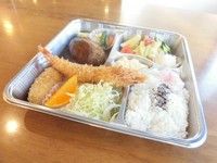 デミグラスハンバーグ、天使の海老フライ、カニクリームコロッケ、キャベツのマリネ、ライス付