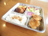 デミグラスハンバーグ、からあげ（2ヶ）、キャベツのマリネ、ライス付