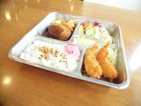 デミグラスハンバーグ、海老フライ（2本）、キャベツのマリネ、ライス付