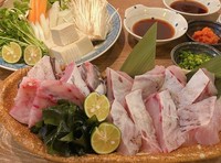 毎年大好評の「今福近江屋」名物【クエ鍋】〆の雑炊までご堪能ください。
※飲み放題コースは4名様以上でお願いします