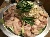 ※もつ鍋単品2人前より承ります。
○飲み放題付コースは90分LO【4,500円税込！！】※4名様以上でお願いします。
前菜、本日のお造り3種盛り、もつ鍋、中華麺