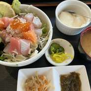 ディナーは丼のみです(みそ汁他は付きません)