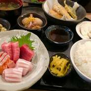 お造り3種＋野菜の天ぷら＋汁物＋漬物＋おかず二品＋手作り豆腐＋ご飯