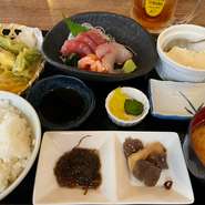 お造り3種＋野菜の天ぷら＋汁物＋漬物＋おかず二品＋手作り豆腐＋ご飯
※米価格高騰の為、ご飯のお代わり2回目からは+100円頂きます。