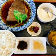 その日仕入れた“旬”の魚を料理しますので、魚の種類は日替りになります！！

ご飯、味噌汁、手作り豆腐はおかわり自由です。