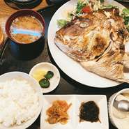 数量限定&日替りのため、売り切れご免です！
ご飯、味噌汁、自家製豆腐お代わりどうぞ！
(一品・汁物・漬物付き)
※米価格高騰の為、ご飯のお代わり2回目からは+100円頂きます。
