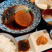 ご飯、手作り豆腐、お味噌汁はお代わりどうぞ！
※米価格高騰の為、ご飯のお代わり2回目からは+100円頂きます。