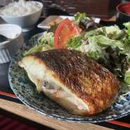 ご飯、手作り豆腐、お味噌汁はお代わりどうぞ！
※米価格高騰の為、ご飯のお代わり2回目からは+100円頂きます。
※テイクアウトのお弁当は生ものですので、お持ち帰り後すぐにお召し上がり下さい。