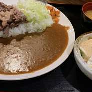 今福近江屋オススメの【黒毛和牛焼肉】と、ネギがタップリ乗ったカレー♪
豆腐サラダ、味噌汁付