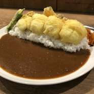 旬の【活け！はも天】が乗ったカレー♪
豆腐サラダ、味噌汁付き
