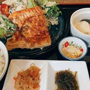 数量限定です！テイクアウトOK♪
(生物ですので、お持ち帰り後すぐにお召し上がりください)
※米価格高騰の為、ご飯のお代わり2回目からは+100円頂きます。