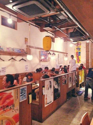 楽しい雰囲気の店内。おいしい料理とお酒で盛り上がります