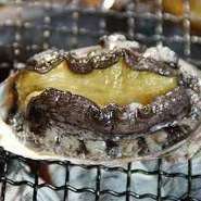 前職で得た人脈やルートから仕入れるのは、めったに手に入らない貴重な1kgサイズの大きな八戸前沖サバ。くじらは通年を通じて食べられるように買い付け、マグロや他の食材も季節に応じて旬のものをそろえています。