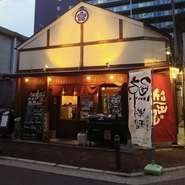 アットホームで堅苦しくない雰囲気づくりに配慮しています。メニューにない料理も用意するなど、裏メニューの楽しみも。誕生日などお祝いの食事では、その場の様子を見ながらお店全体でお祝いすることもあります。