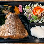 ※生ものですので、お持ち帰り後すぐにお召し上がり下さい。
煮魚の種類はその日の仕入れにより変わります。