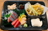 ※生ものですので、お持ち帰り後すぐにお召し上がり下さい。
お造りの種類はその日の仕入れにより変わります。