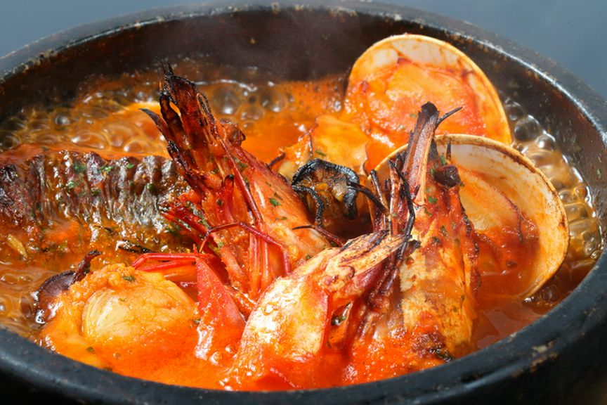 新鮮だからシンプルに。看板メニュー、石焼『ブイヤベース』