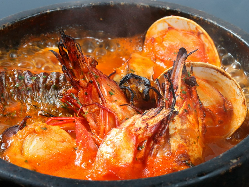 新鮮だからシンプルに。看板メニュー、石焼『ブイヤベース』