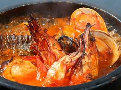 新鮮だからシンプルに。看板メニュー、石焼『ブイヤベース』