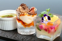 意外性と遊びあるスイーツが自慢。この日の3種は「抹茶のクリームブリュレ」「柿のジュレ」「栗ごはん」。