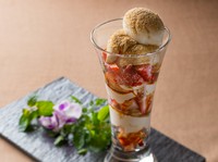 柔らかい甘味のブラマンジェと黒豆のきな粉を乗せて、和と洋の融合を楽しめる逸品。国産桜の花のはちみつは風味があって、アイスクリームにするとやみつきになる味わいです。