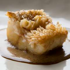 さくっとした食感も魅力『アマダイの松笠焼き』