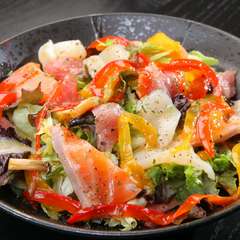新鮮なお刺身と、色とりどりの野菜と一緒に楽しむ『海鮮サラダ』