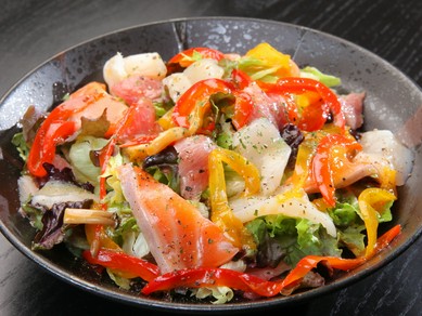 新鮮なお刺身と、色とりどりの野菜と一緒に楽しむ『海鮮サラダ』