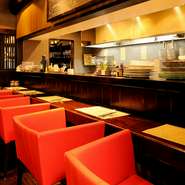 ゆったりとくつろげるおしゃれな雰囲気の店内。普段の食事はもちろん、カップルのデートにもオススメです。多彩なイタリアンのコースを味わいながら、ワイングラス片手に特別なひと時を。