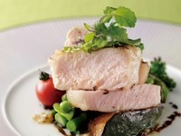 柔らかな肉質で甘みを感じる
「夢やまびこ豚のグリル」
※当日のおすすめは黒板を確認ください。