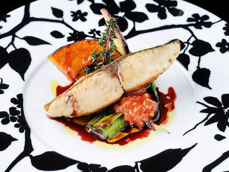 香ばしく仕上げられた『サワラのロースト焼き野菜添え』