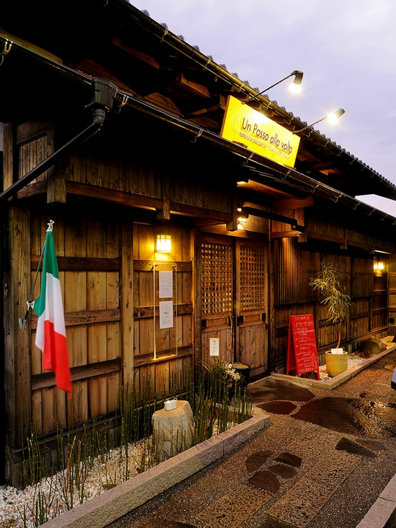 古民家風の洗練されたおしゃれな外観がお店の目印