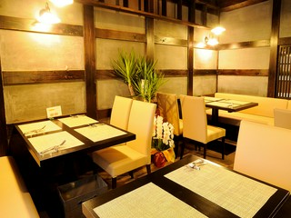 【店内】シーン、人数に合わせて何度でも訪れたくなるお店です。