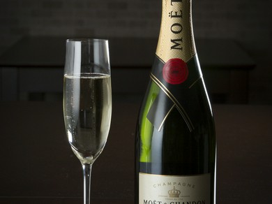 シャンパンもリーズナブル。イタリア産ワインをはじめ飲み放題も