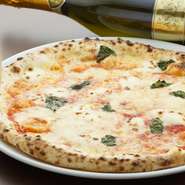 直径30cmものピザをリーズナブルな価格で。イタリア産の釜で焼き上げられたモチモチの生地が決め手です。