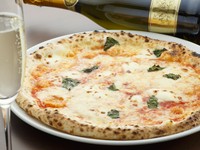 直径30cmものピザをリーズナブルな価格で。イタリア産の釜で焼き上げられたモチモチの生地が決め手です。