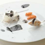 料理と相性のいいフランスワインを中心に約400種類がそろいます。フルボトルだけでなく毎日変わるグラスワインも100種類以上、ハーフボトルも豊富。いただく量に合わせ組み合わせて、ワインの世界を堪能できます。
