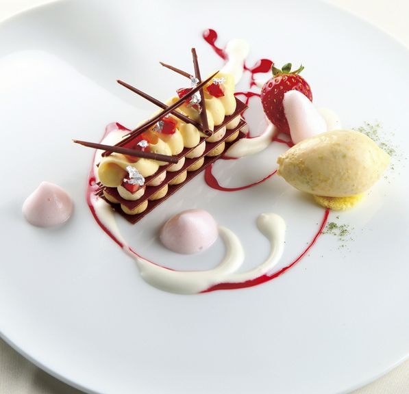 苺と塩キャラメルのヌガー 塩サブレ入りフロマージュブランのアイス