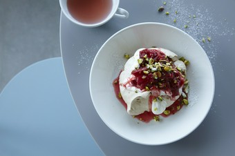 ポーチドチェリーがアクセント『ティラミス フレンチトースト』