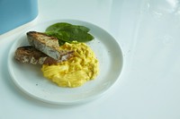 王道の朝食『オーガニックスクランブルエッグ w/トースト』