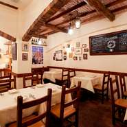 イタリア語が飛び交う店内はトスカーナの田舎町、路地裏のトラットリアのような雰囲気。
お料理は本場のイタリアンを忠実に再現。都内に居ながらヨーロッパを旅している気分でゆったり過ごしてください。